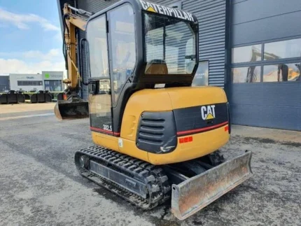 CATERPILLAR 302.5 + TARIERE HYDRAULIQUE et 3 GODETS